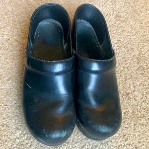 Dansko black classic leather Sz 38 Narrow